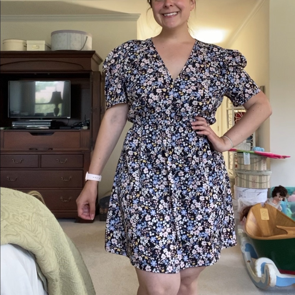 Lightweight floral dress with puff sleeves